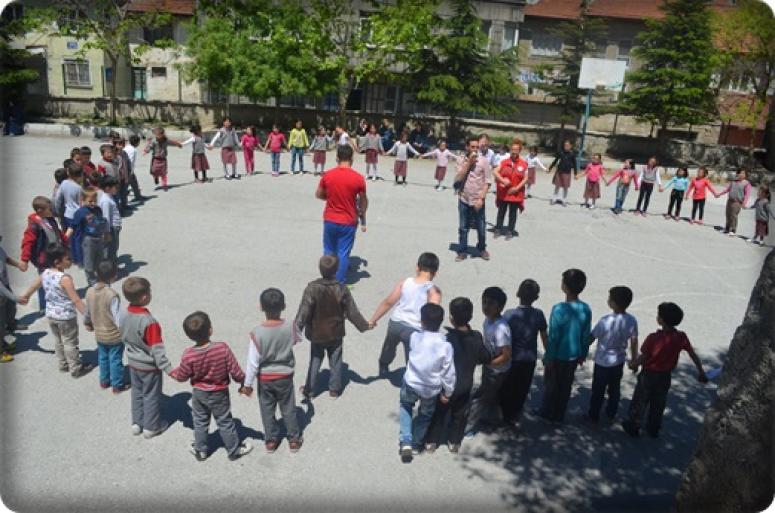AFYONKARAHİSAR GENÇLİK MERKEZİ GÖNÜLLÜLERİ NAMIK KEMAL İLKOKULU ÖĞRENCİLERİ İLE FİZİKSEL EGZERSİZLER YAPTILAR