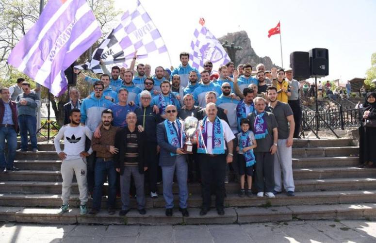 Vekil Parsak Afyon Belediyespor Voleybol takımını kutladı