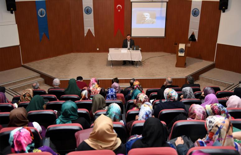 İSTİKLAL ŞAİRİ MEHMET AKİF ERSOY İSLAMİ İLİMLER FAKÜLTESİ’NDE ANILDI
