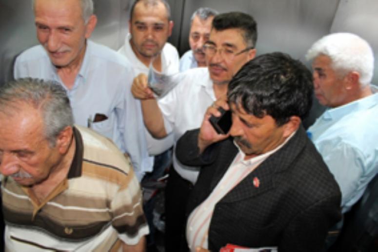 Mahsur kaldığı asansörde anons geçti