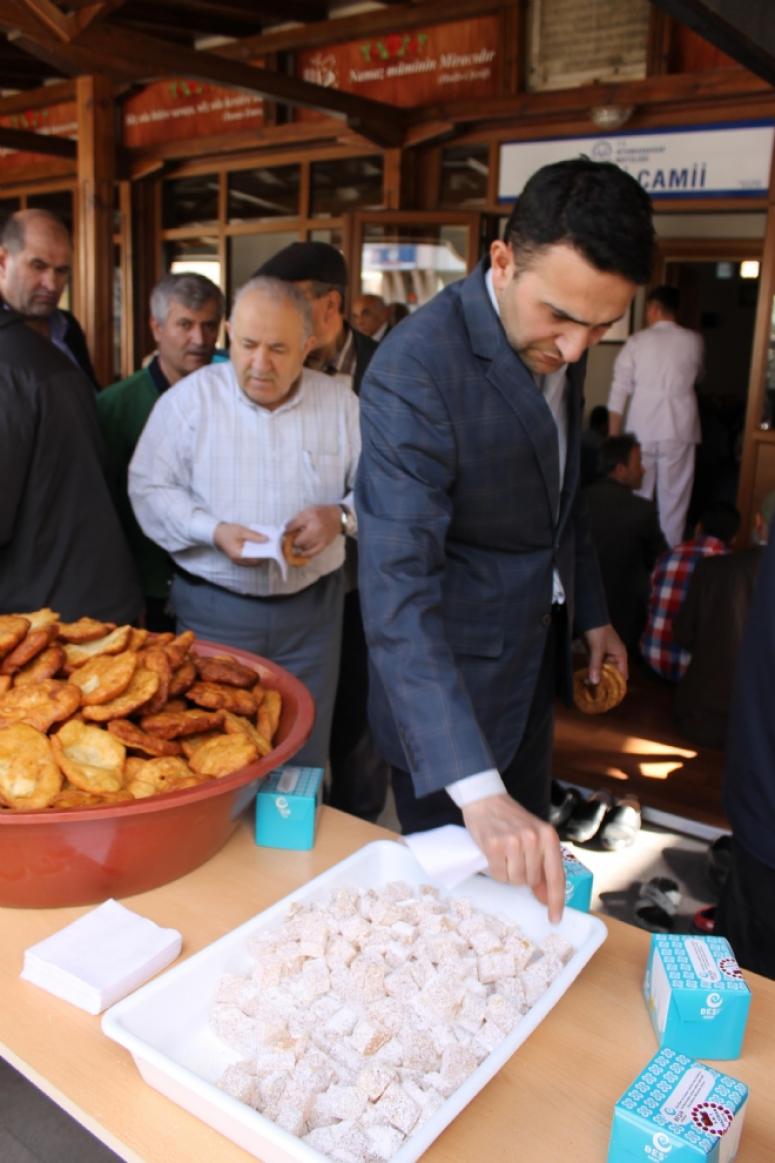 Afyon Beşir Derneği kandil simidi dağıttı