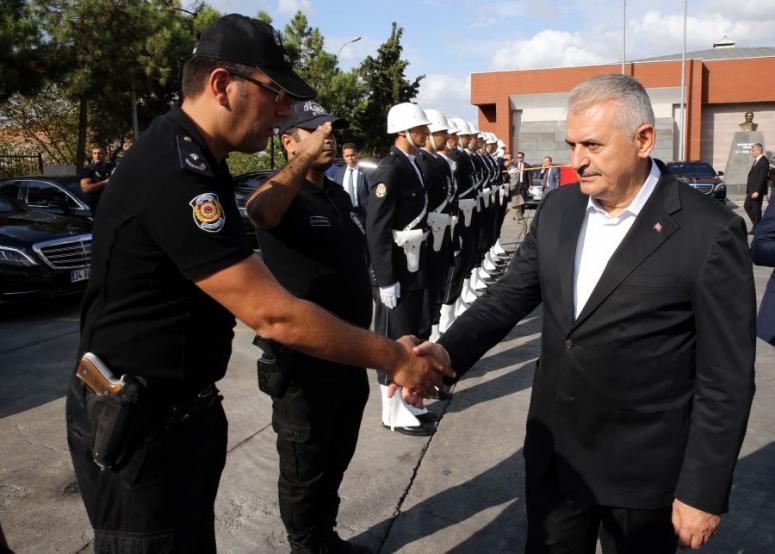 Başbakan Yıldırım, Şehit Polis Memuru Mehmet Şevket Uzun Çevik Kuvvet Yerleşkesi'ni ziyaret etti