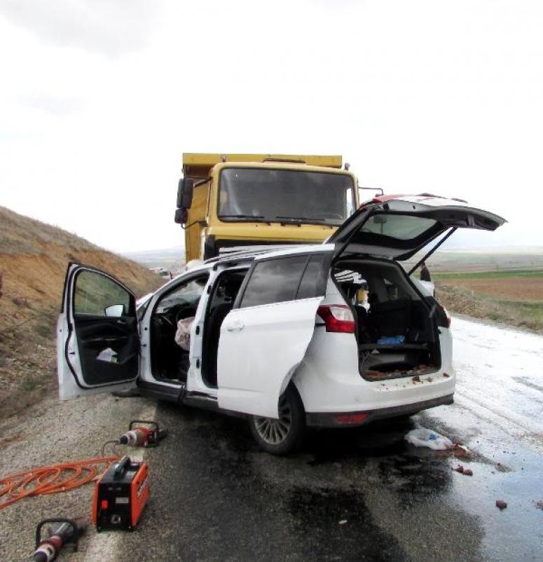 Sandıklı’da Kamyon Cenaze Getiren araca çarptı : 1 Ölü, 2 Yaralı
