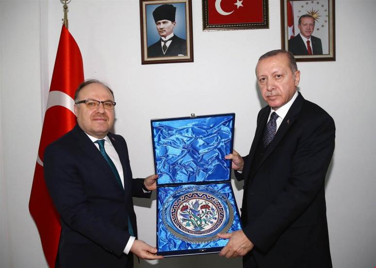 CUMHURBAŞKANINDAN VALİ TUTULMAZ’A PLAKET