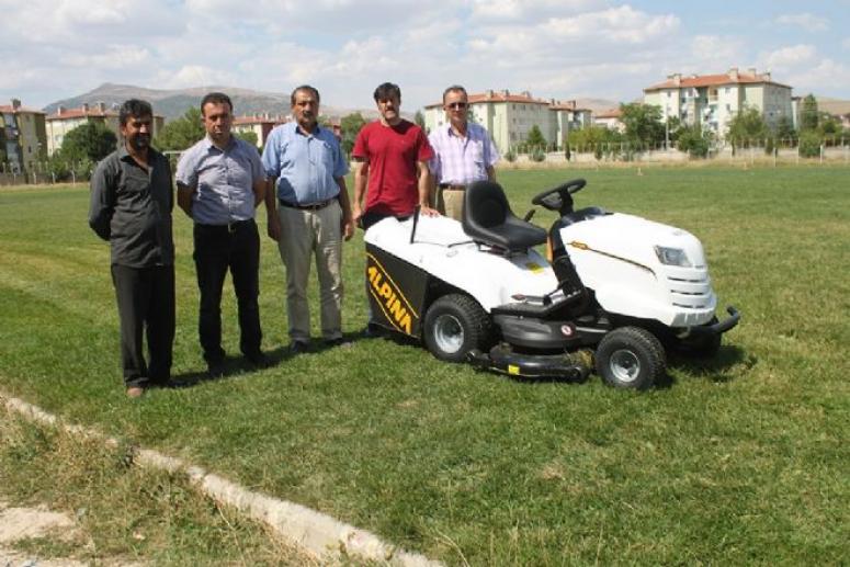 DİNAR'DA STADYUMA ÇİM BİÇME TRAKTÖRÜ ALINDI