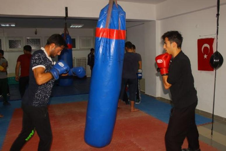 DİNAR’DA BOKS KURSU DEVAM EDİYOR