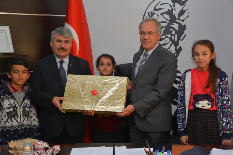 DİNAR'DA OKULLARA HEDİYELERİ VERİLDİ