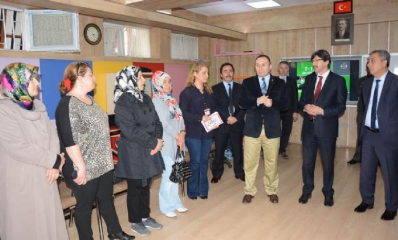 EKAP Projesi Kapsamında Veliler Aile Eğitimi Alıyor