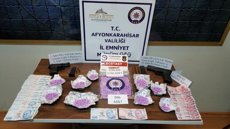 AFYON'DA ECSTASY HAP, SAHTE PARA, FİŞEK ELE GEÇİRİLDİ