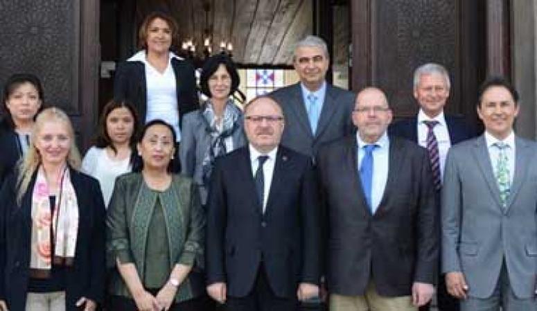 Festival için Afyona gelen yabancı heyet Tutulmaz’ı ziyaret etti