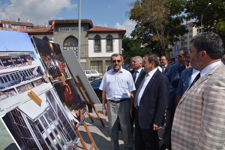 BAKAN EROĞLU, FOTOĞRAF SERGİSİNİ ZİYARET ETTİ