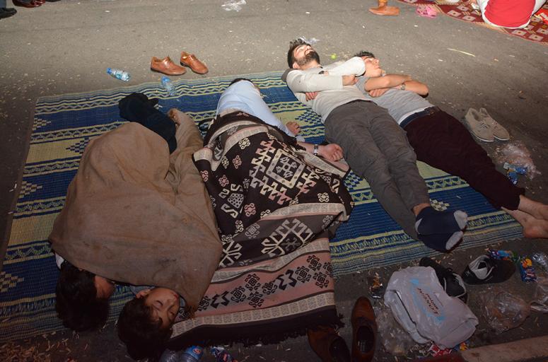 AFYONKARAHİSAR HALKI DEMOKRASİ NÖBETİNE DEVAM EDİYOR