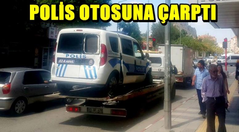 POLİS OTOSUNA ÇARPTI
