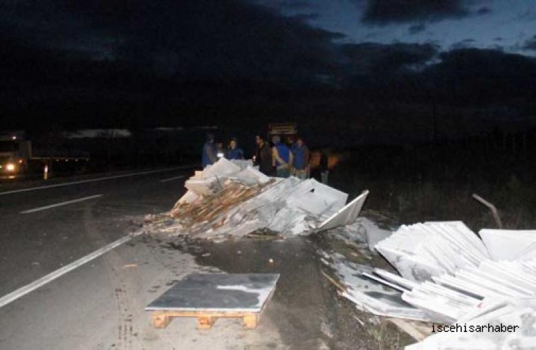 İscehisar’da Mermer Yüklü Tır yoldan çıktı.