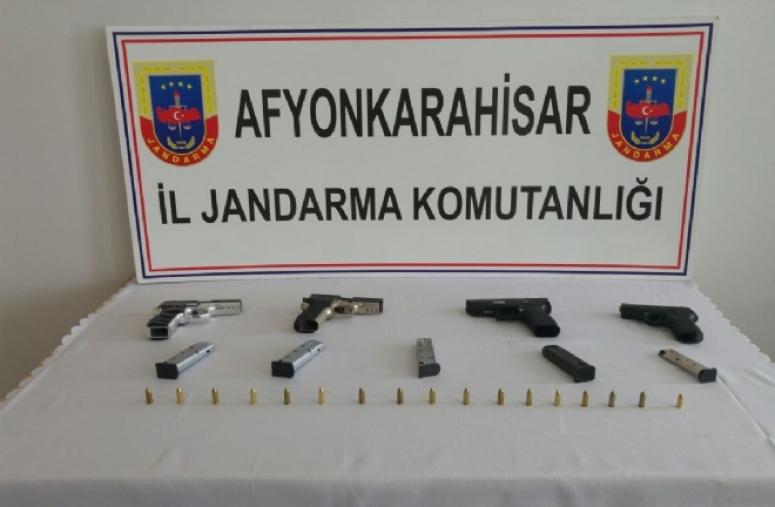 JANDARMA'DAN SANDIKLI'DA SİLAH TACİRLERİNE SUÇ ÜSTÜ