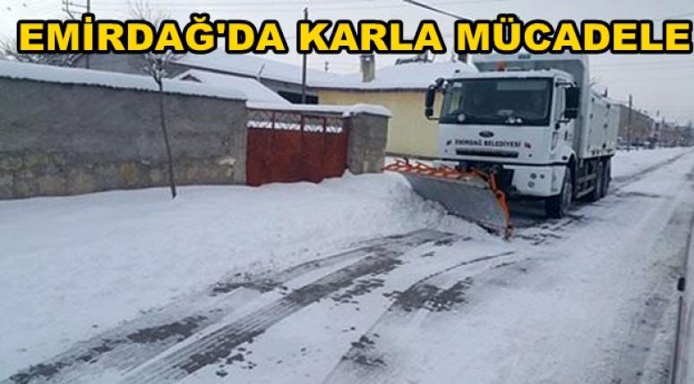 EMİRDAĞ'DA KARLA MÜCADELE DEVAM EDİYOR