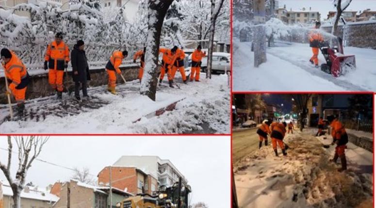 Afyon Belediyesi Kar ile mücadele ediyor