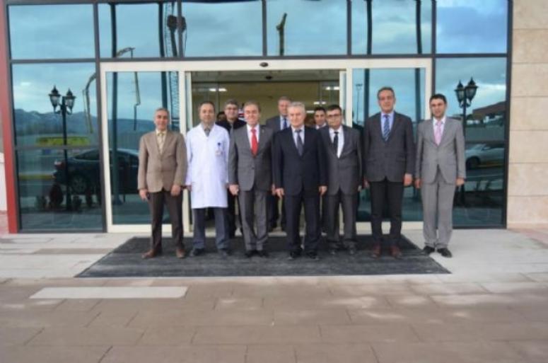 Kavuncu AKÜ Radyoterapi merkezini inceledi