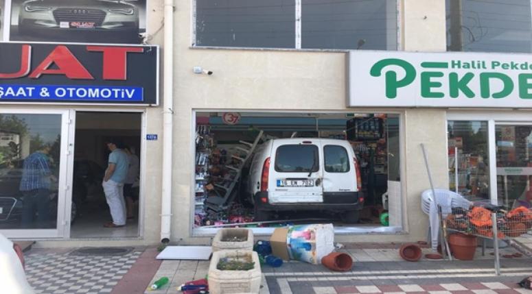 Afyonda ilginç kaza !!! Araç marketin içine girdi