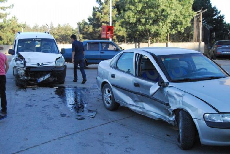 AFYON GÜVENEVLER MAHALLESİNDE KAZA 2 YARALI