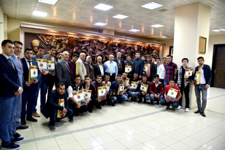 Başkan Çoban’a Kınalı kuzulardan ziyaret