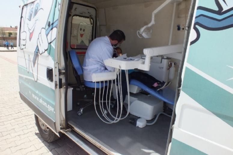 AFYON'DA MOBİL DİŞ ARACIYLA İLÇE VE KÖYLERDE TARAMALAR BAŞLADI