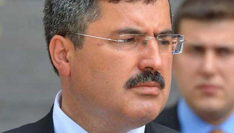 ÖZKAYA: "TERÖRE AÇIKÇA DESTEK VERENLERİ DEĞİL, KÜRSÜ DOKUNULMAZLIĞINI SAVUNUYORUZ"