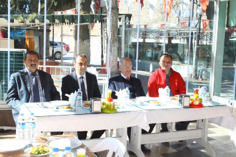 ACAR'DAN ŞAMPİYONLARA YEMEK