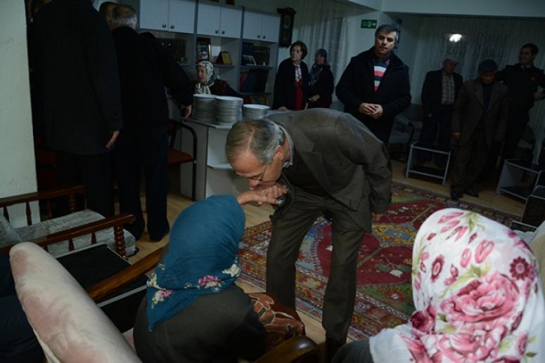 BAŞKAN YILBAŞINI HUZUREVİNDE GEÇİRDİ