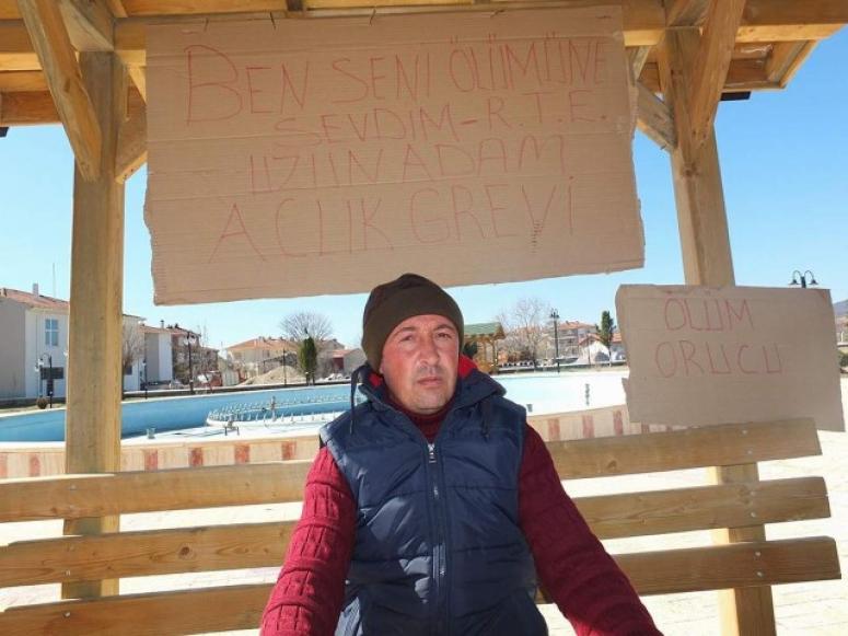 İşinden Olunca Parkta “Açlık Grevine” Başladı