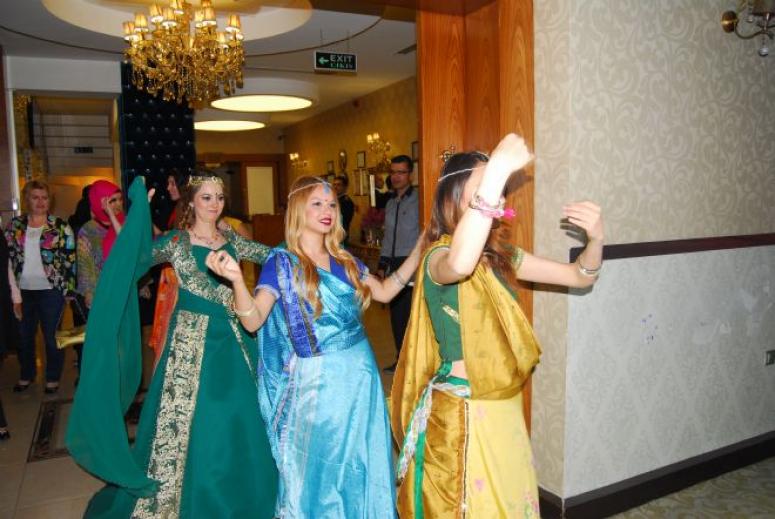 AFYONKARAHİSAR SOSYETESİNİ BULUŞTURAN KINA GECESİ