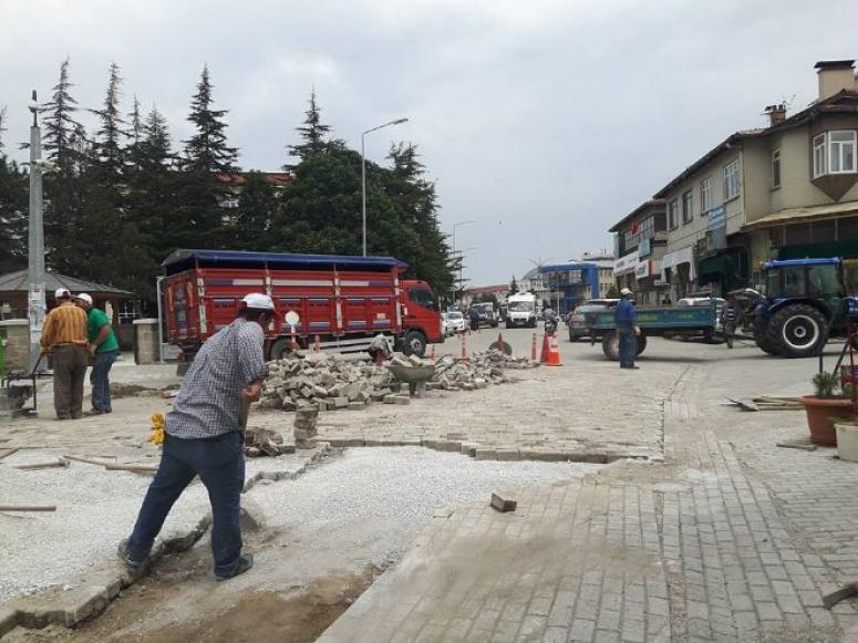 ŞUHUT ÇARŞI MERKEZİNDE PARKE ÇALIŞMASI SON SÜRAT