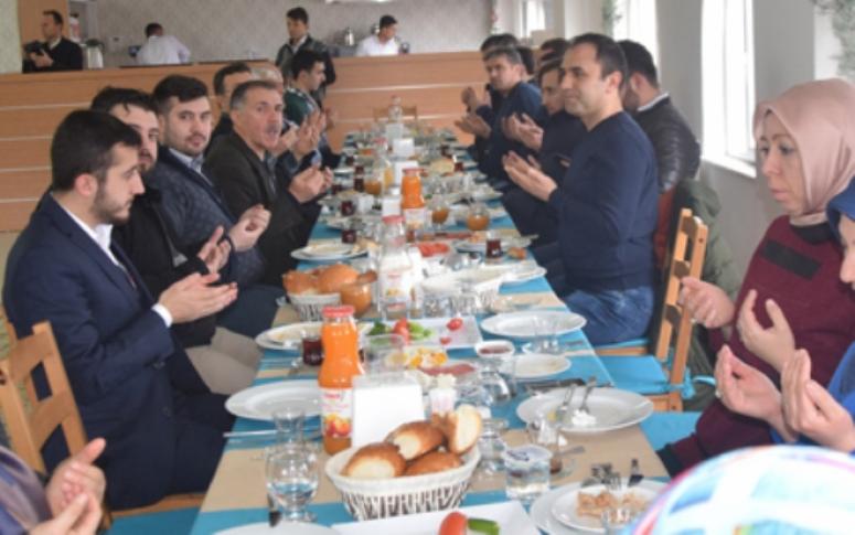 Şuhut AK Parti ilçe yönetimi kahvaltıda bir araya geldi