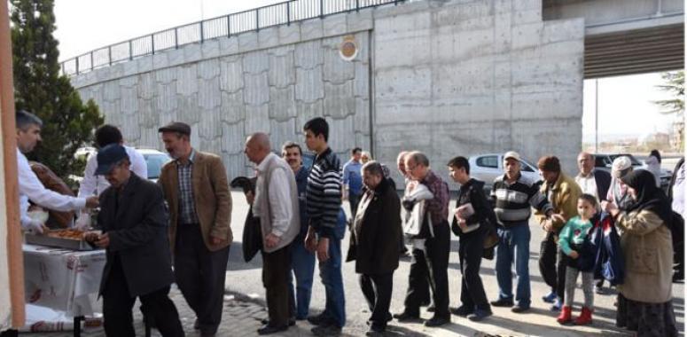 AFYON MEZARLIK GİRİŞLERİNDE VATANDAŞLARIMIZA TATLI İKRAM EDİLDİ