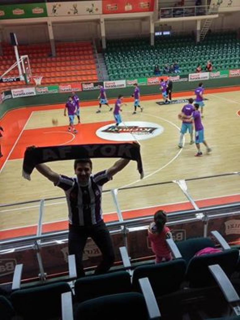 Tek başına, takımını destekledi