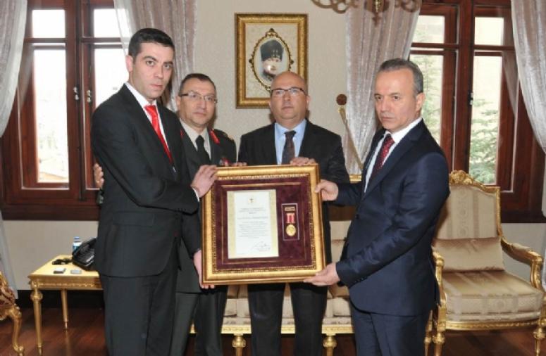 Vali Güner Tarafından Gazi ve Şehit Yakınlarına Devlet Övünç Madalyası Verildi