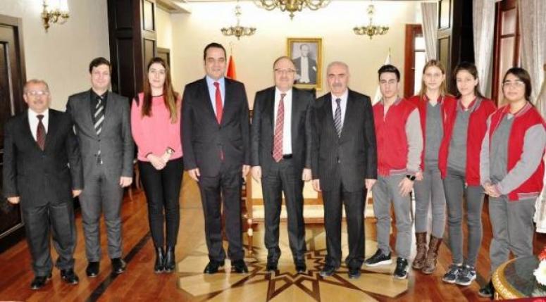 VALİ TUTULMAZ, OSB RAHMİYE SARE PALALI TEKNİK KOLEJİ YÖNETİCİLERİ İLE ÖĞRENCİLERİNİ MAKAMINDA KABUL ETTİ