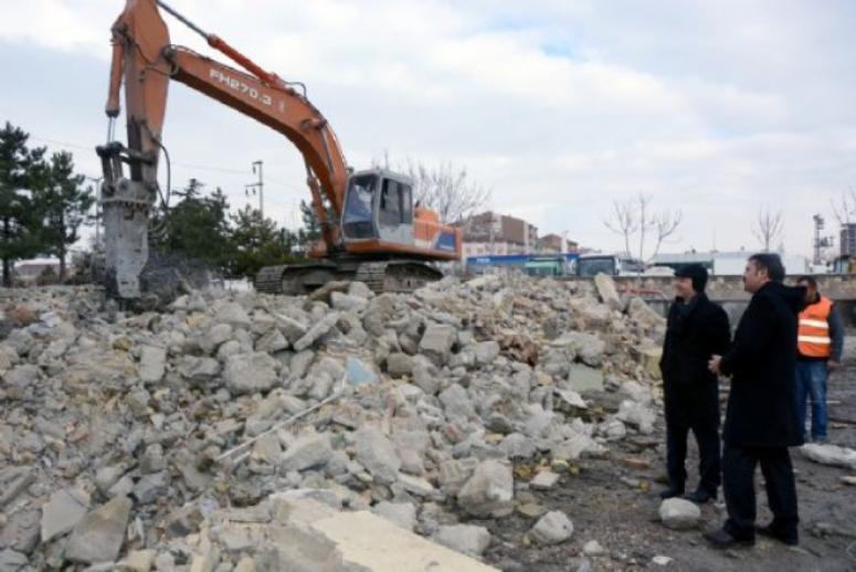 Vali Güner yıkımı devam eden binayı inceledi